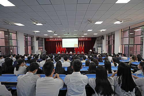 乐动在线体育·（China）官方网站举行庆祝建团100周年暨“五四”表彰大会