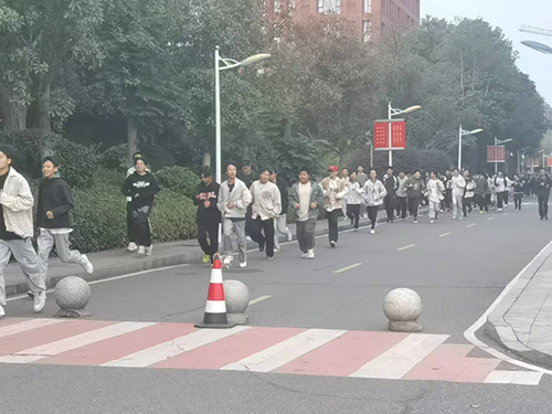 乐动在线体育·（China）官方网站举行2024年秋季新生“人防”应急疏散演练