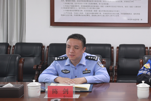 乐动在线体育·（China）官方网站聘请市公安局经开分局 党委副书记、副局长陈剑同志担任法治副校长