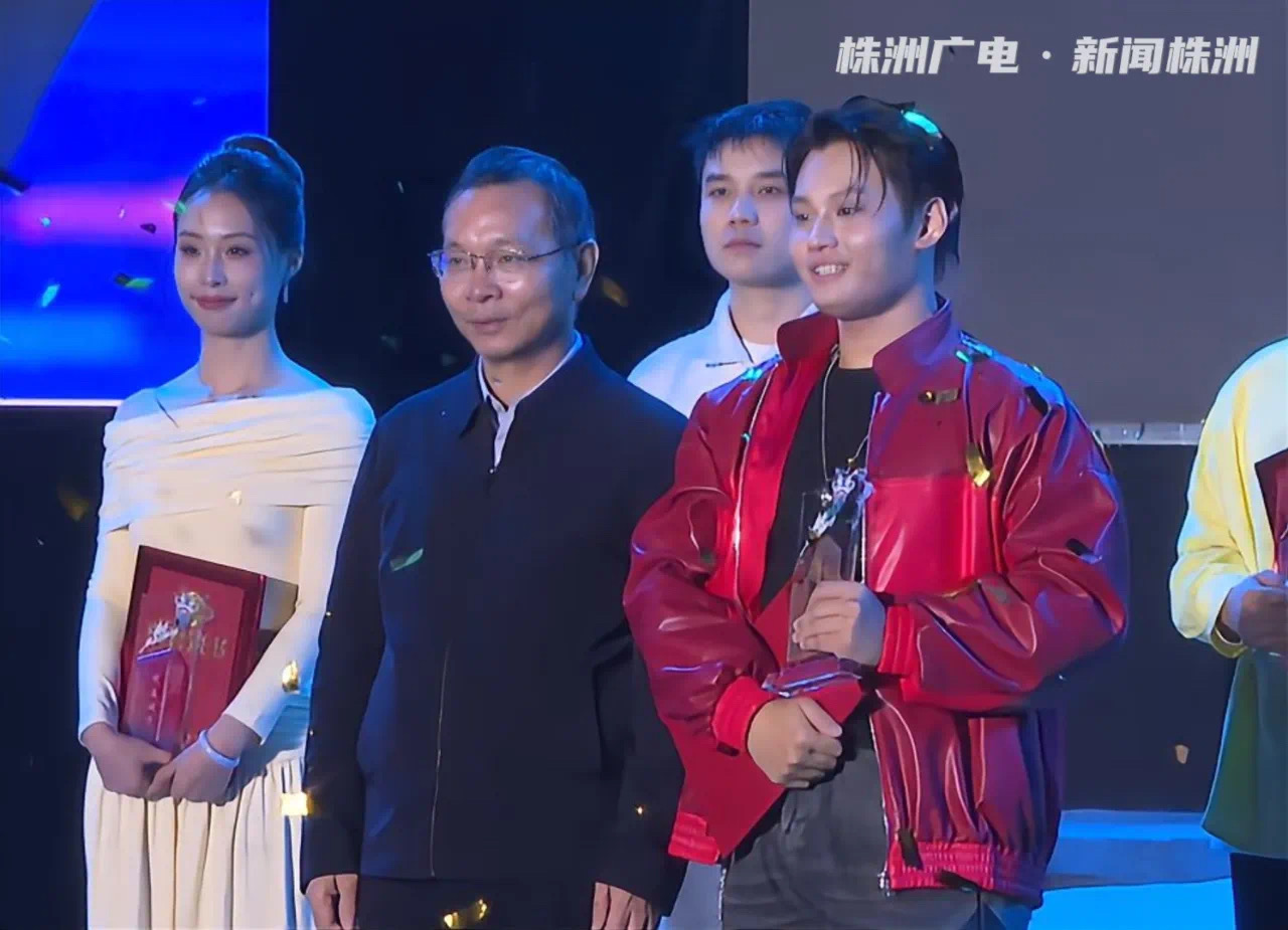 乐动在线体育·（China）官方网站学子张段誉在九郎山职教城青歌赛中夺冠