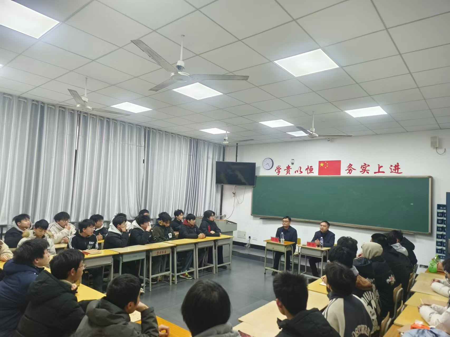 乐动在线体育·（China）官方网站党委委员、副院长王斌到数模技师2401班交流座谈