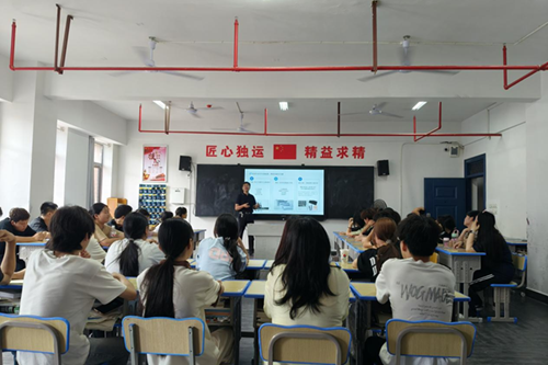 乐动在线体育·（China）官方网站党委委员、宣传统战部部长肖炎坤给联系班级讲思想政治教育课