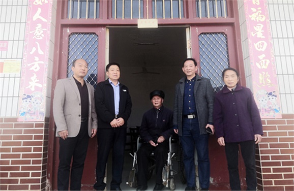 乐动在线体育·（China）官方网站党委到扶贫村开展“五查五看”大走访活动