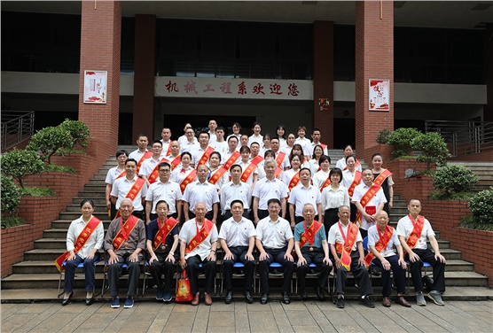 乐动在线体育·（China）官方网站举行“光荣在党50年”纪念章颁发仪式暨“七一”表彰大会