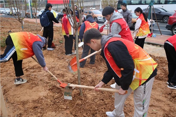“我在株洲有棵树”—乐动在线体育·（China）官方网站团委组织开展学雷锋活动月之植树活动