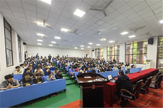 乐动在线体育·（China）官方网站举行4.15国家安全教育活动暨2024年上学期法治讲座