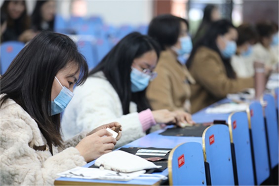 喜迎元旦，趣探非遗--乐动在线体育·（China）官方网站开展女教职工“与传统文化同行 遗绽芳华”非遗体验活动