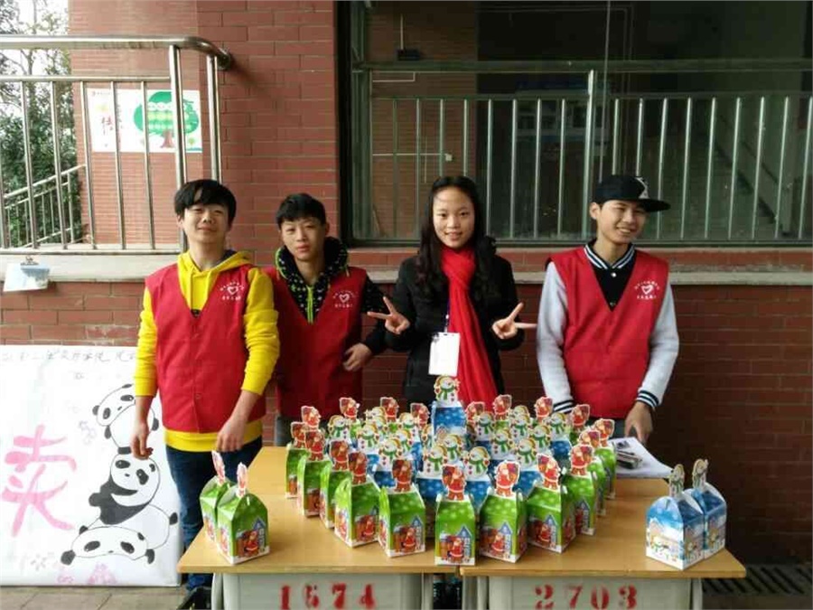 “苹果传递爱心，义卖接力希望” ——乐动在线体育·（China）官方网站青协举行苹果义卖募捐活动