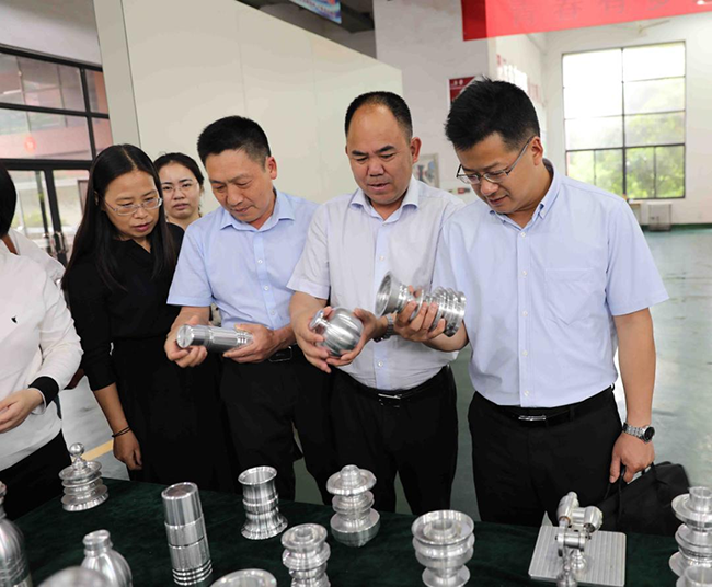 省委组织部干信处处长余前广一行来乐动在线体育·（China）官方网站调研座谈