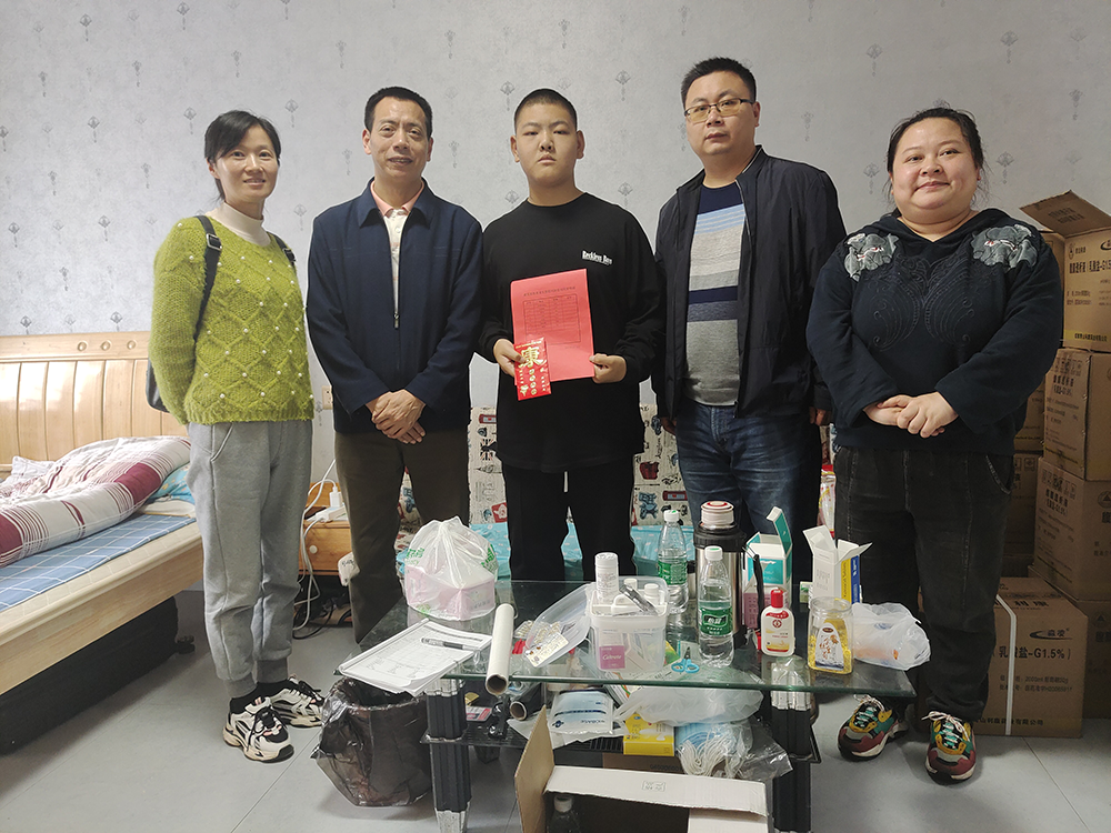 “我为师生办实事”——乐动在线体育·（China）官方网站建筑装饰系党支部帮扶身患重病的谢佳伟同学