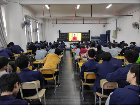 乐动在线体育·（China）官方网站组织师生观看“技能成才技能报国”先进事迹视频报告会